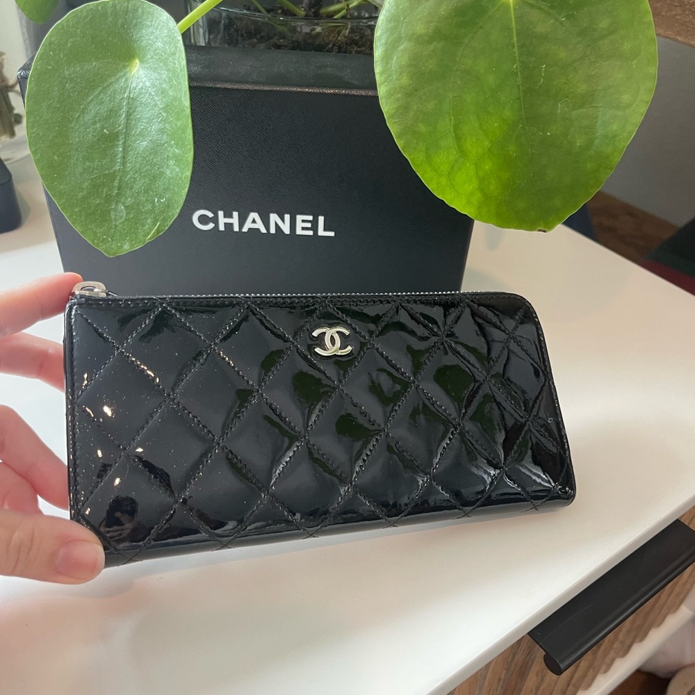 Chanel Timeless/Classique black patent leather wallet - Picture 2 of 8